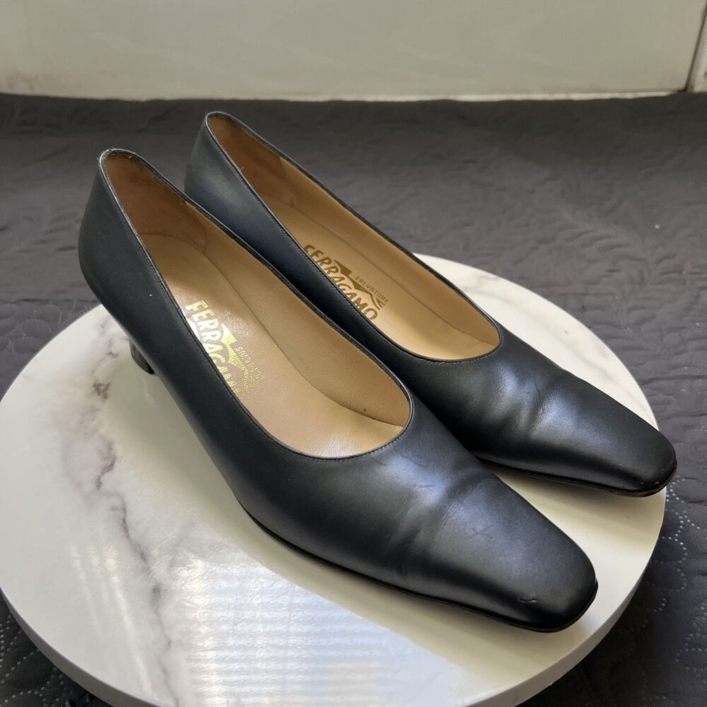 SALVATORE FERRAGAMO Pewter Italian Leather Pumps Shoes SZ 9.5 2A Retro Block Blk